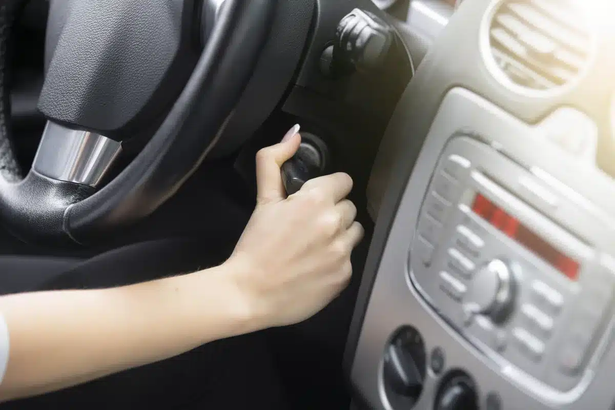 יד מכווננת את מראת הרכב הפנימית לפני תחילת השיעור
